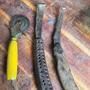 3 Farm Vintage Tools Implements Work Hand Heller Hoof Everhard? Roller Knife FUC